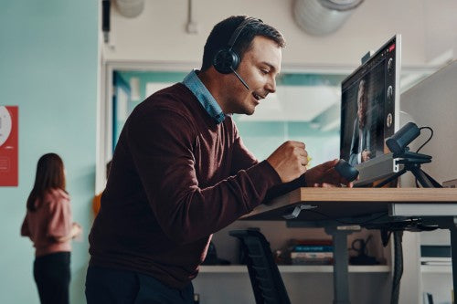Poly Voyager Focus 2 USB-C-C Headset +USB-C/A Adapter +Charging Stand